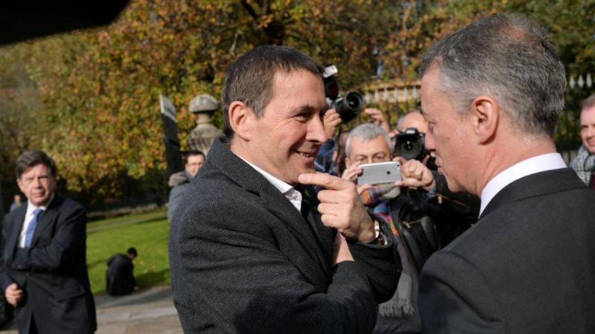 Otegi conversa con Urkullu, en un acto.