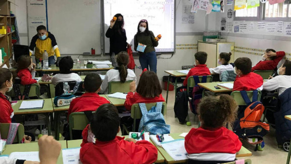 Alumnes rebent una classe