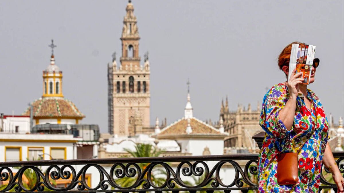 Una mujer pasea por Sevilla en la última ola de calor.