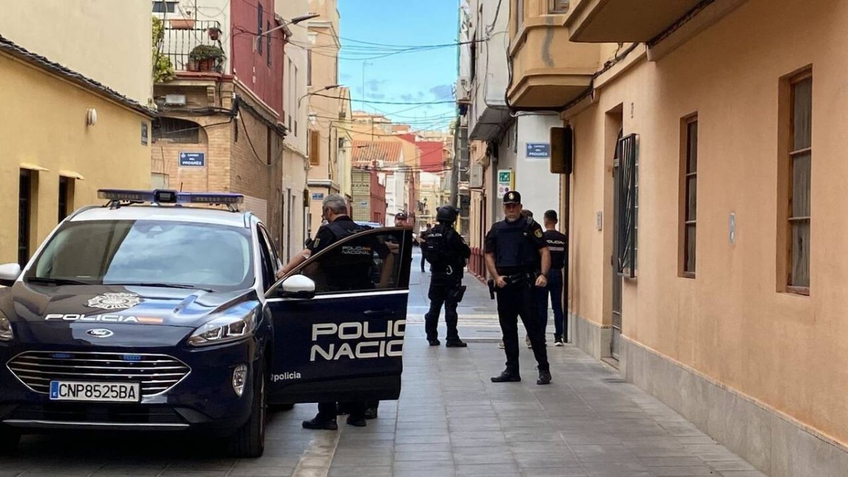 Despliegue de agentes de la Policía Nacional en la calle donde ha tenido lugar el tiroteo / À Punt.