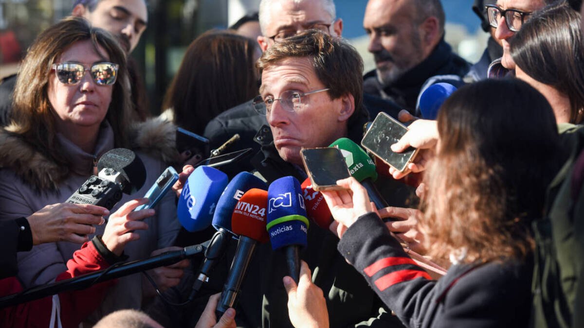 El alcalde de Madrid, José Luis Martínez-Almeida, atiende a los medios de comunicación.