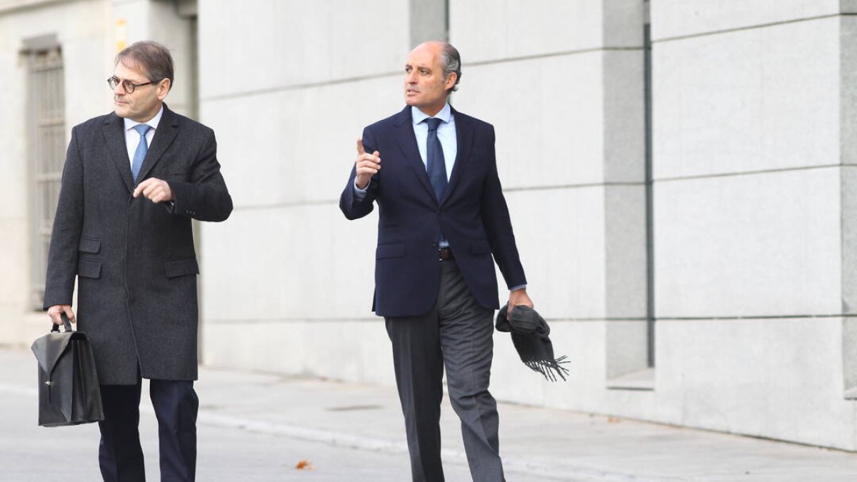 El expresidente de la Comunidad Valenciana, Francisco Camps, acompañado de su abogado, Pablo Delgado, acude a declarar a la Audiencia Nacional