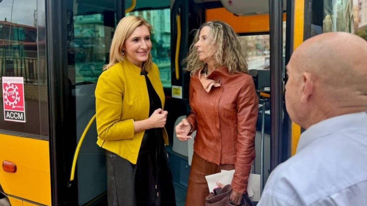 Salomé Pradas en un autobús que cubre el área metropolitana - GVA