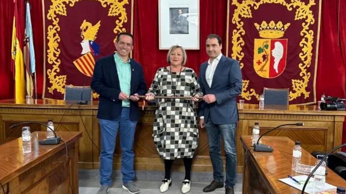 La nueva alcaldesa de Vinaròs con la vara de mando.