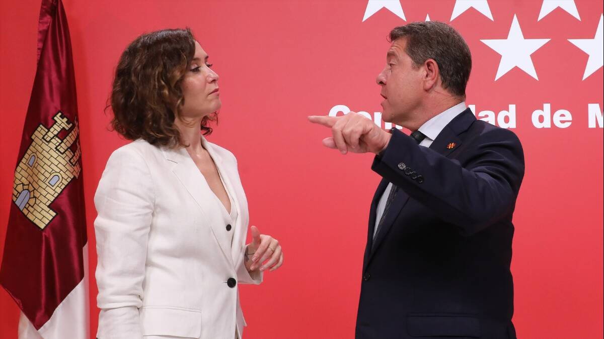 La presidenta de la Comunidad de Madrid, Isabel Díaz Ayuso, junto al de Castilla La-Mancha, Emiliano García-Page.