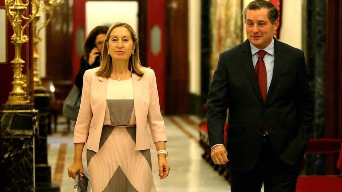 El letrado mayor del Congreso, Carlos Gutiérrez, junto a la expresidenta de la Cámara, Ana Pastor.