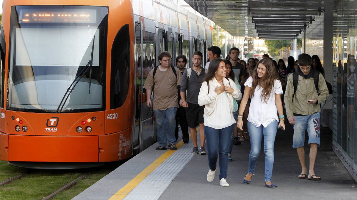 Estudiants utilitzant el TRAM d'Alacant