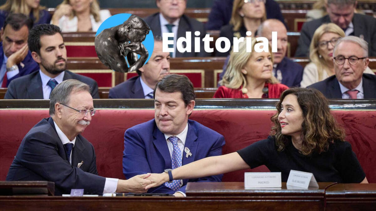 El presidente de Ceuta, Juan Jesús Vivas, saluda a la presidenta de la Comunidad de Madrid, Isabel Díaz Ayuso junto al presidente de Castilla y León, Alfonso Fernández Mañueco.