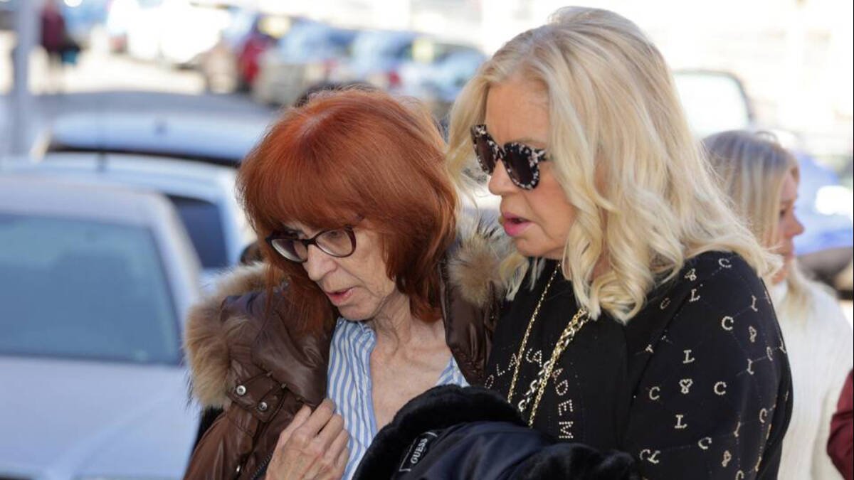 Bárbara Rey, junto a su hermana, en el reciente funeral por la muerte de su hermano.