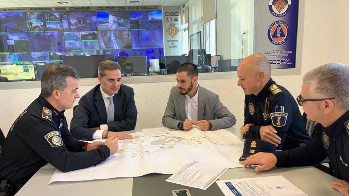 El concejal de Seguridad y Emergencias de Castellón, Antonio Ortolá con mandos de la policía local