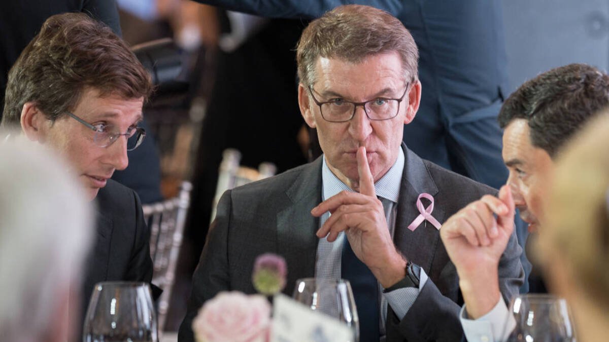 El presidente del PP, Alberto Núñez Feijóo, asiste a la entrega de los premios Merca2, en el Hotel Villamagna en Madrid.