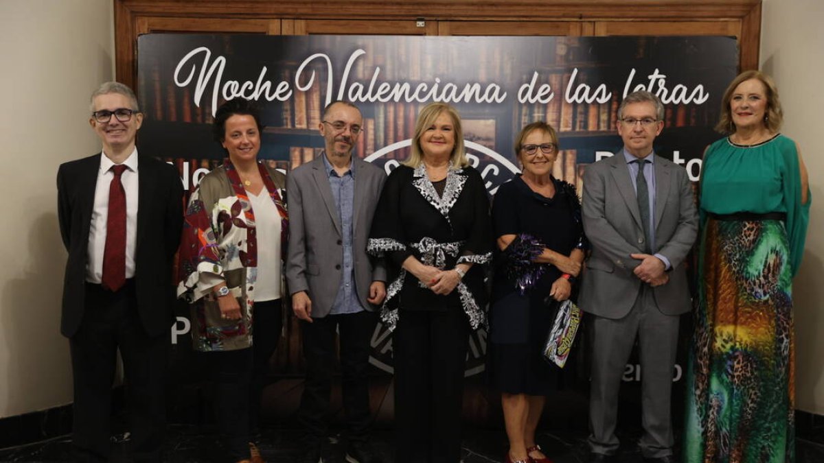 Los Premiados en la noche valenciana de la letras con la presidenta del Ateneo, Carmen de Rosa.