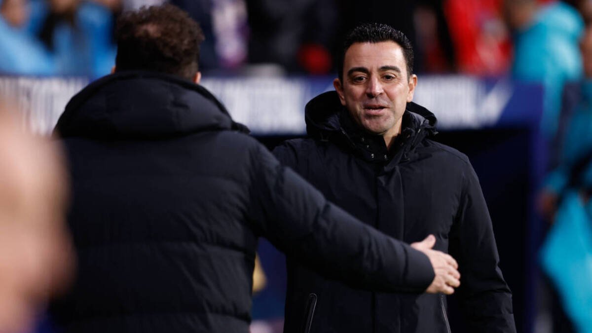 Simeone y Xavi se saludan durante el Barcelona - Atlético de Madrid.