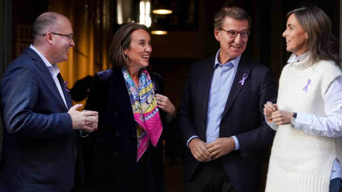 Miguel Tellado, Cuca Gamarra y Carmen Fúnez junto a Feijóo. Foto de David Mudarra.