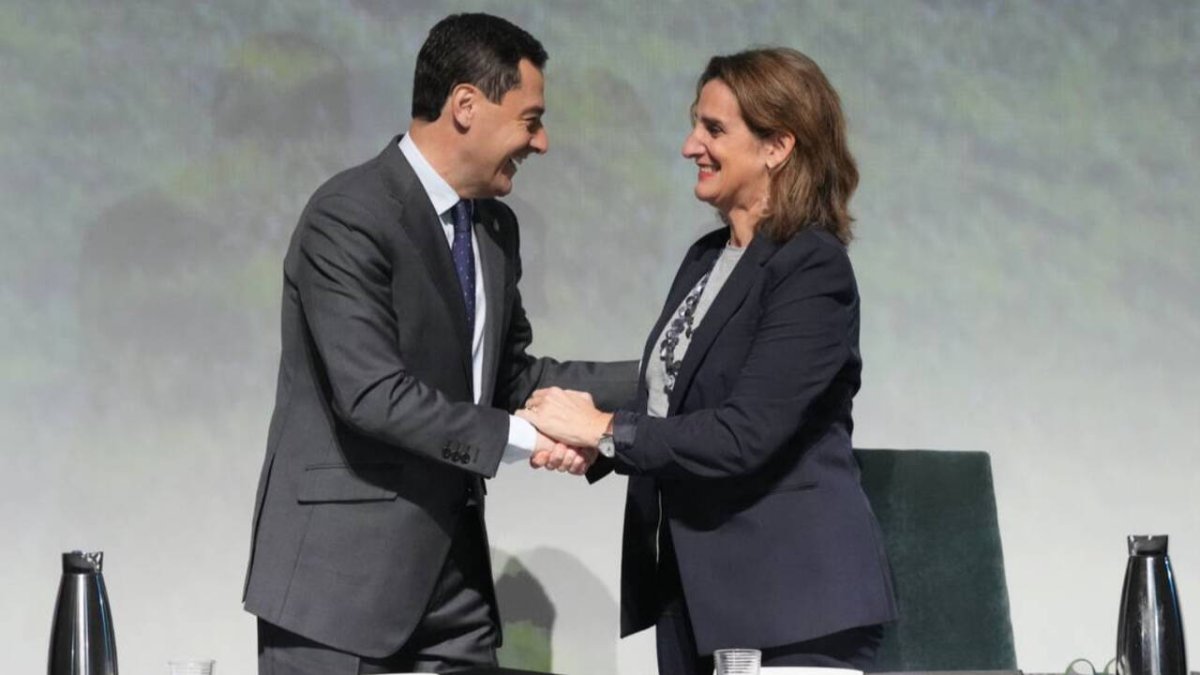 El presidente de la Junta de Andalucía, Juanma Moreno (PP), y la ministra Teresa Ribera (PSOE), firman el Acuerdo Por Doñana.