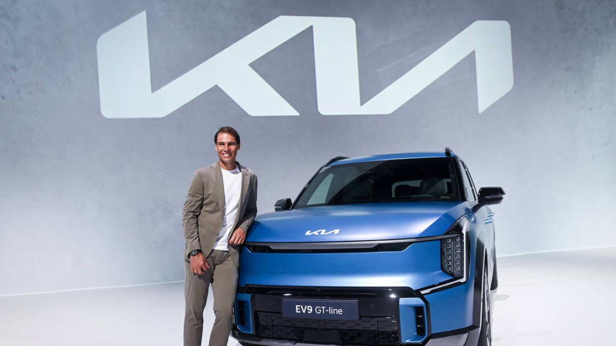 El tenista, Rafael Nadal, junto con el SUV eléctrico EV9.
