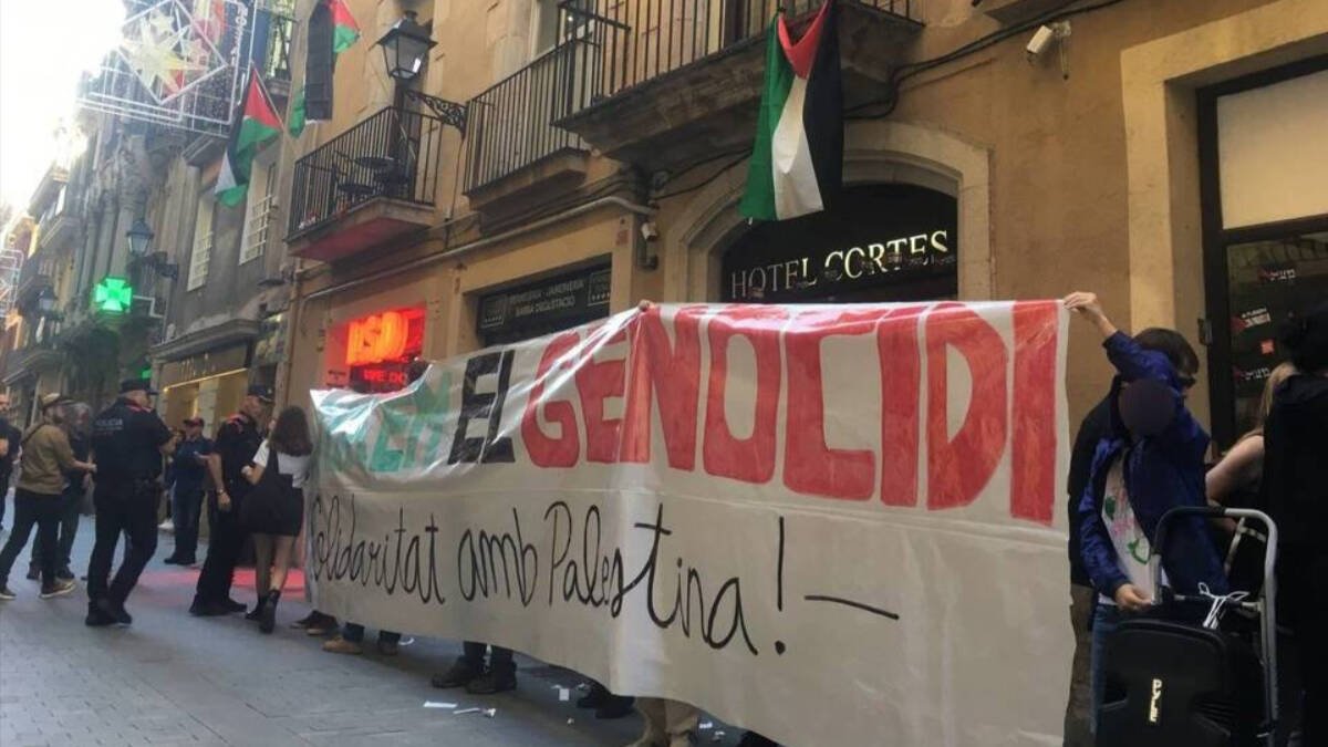 El hotel de propiedad israelí en Barcelona, cercado