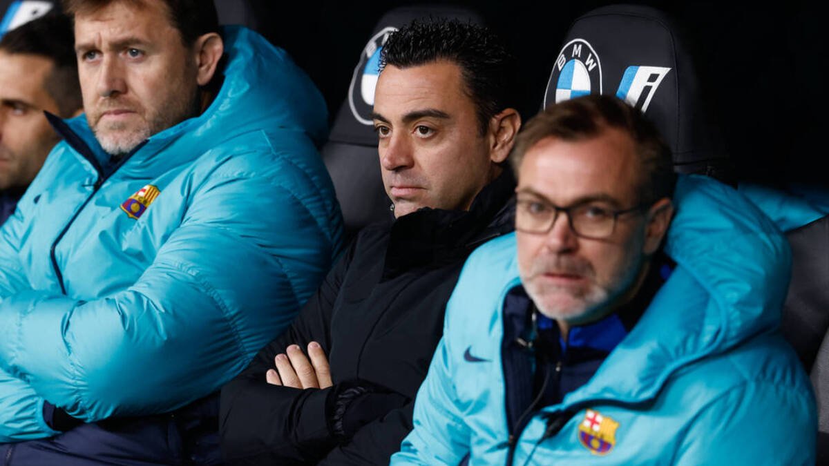 Xavi Hernández, en el banquillo junto a su hermano.