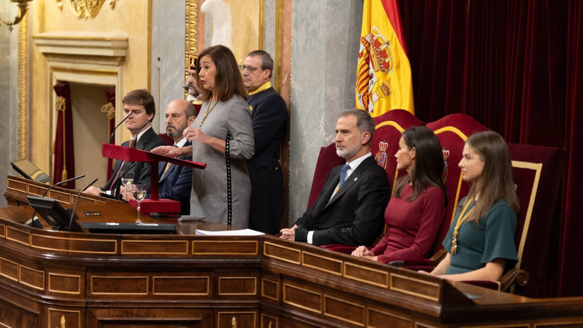Gritos en el Congreso a Armengol por su 'mitin del PSOE' frente al Rey Felipe VI