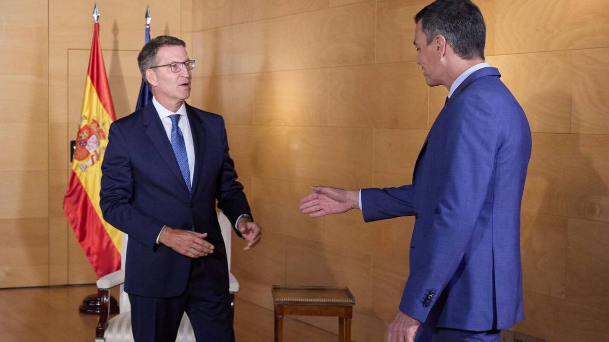 Feijóo recibiendo a Pedro Sánchez en el Congreso