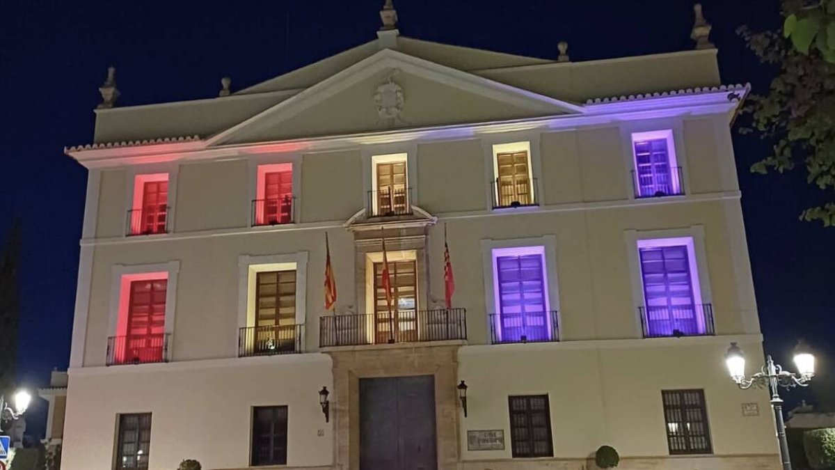 Ayuntamiento de Paterna con los colores republicanos