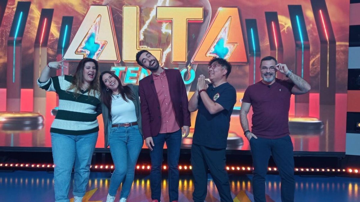 Els concursants de la setmana d'Alta Tensió amb el presentador Nelo Gómez