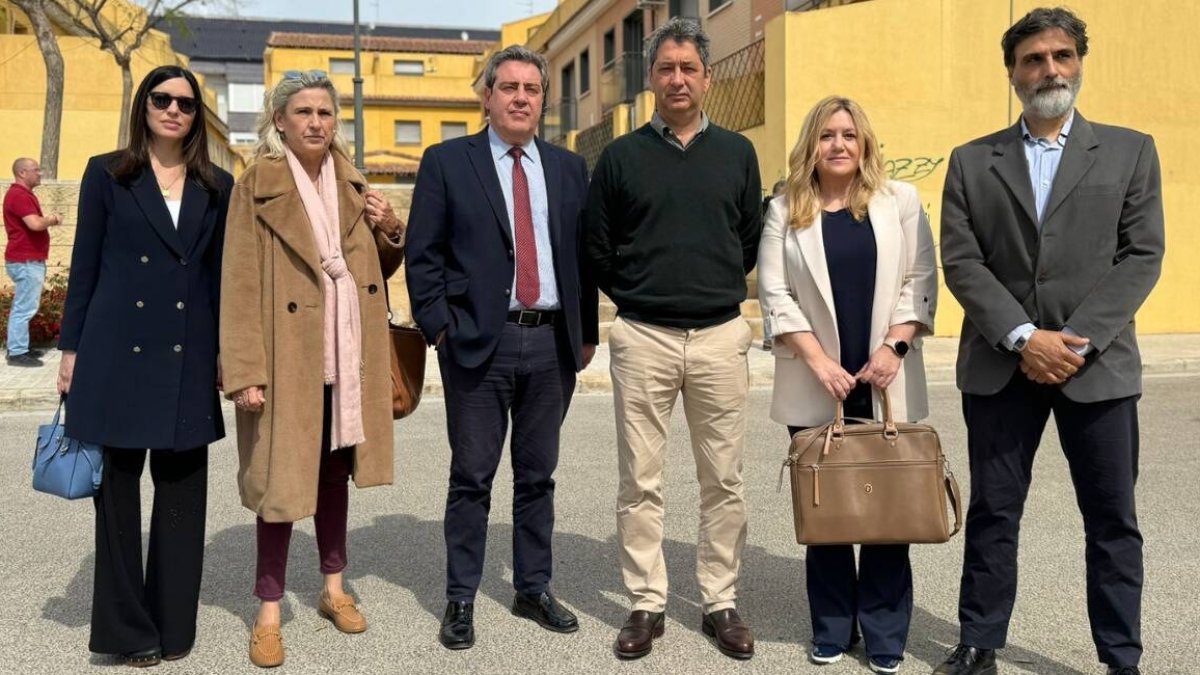 Vicente Barrera durante su visita al barrio de la Magdalena en Massamagrell.