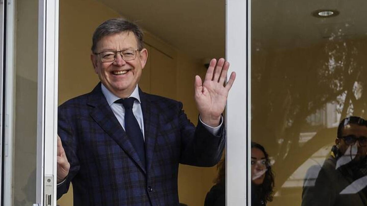 El expresidente despidiéndose tras dejar su acta de diputado en Les Corts / Imágen de archivo.