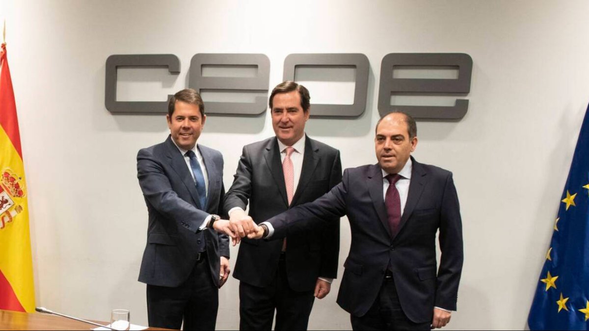 El presidente de Cepyme, Gerardo Cuerva; el presidente de CEOE; Antonio Garamendi, y el presidente de ATA, Lorenzo Amor - CEOE. Archivo.