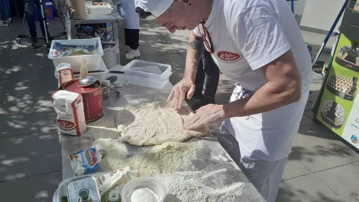 Tommaso Cristiano elaborando una de sus famosas pizzas.