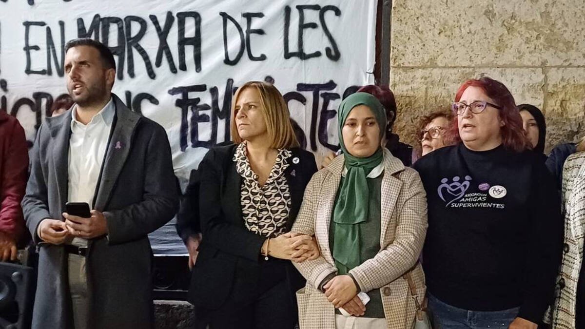 Sagunto, de luto por el asesinato machista con velas, flores y mensajes de niños