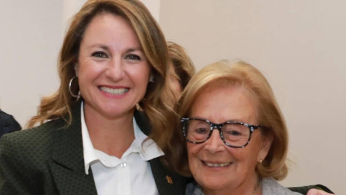 La alcaldesa, Begoña Carrasco, junto a Marisa Ribes