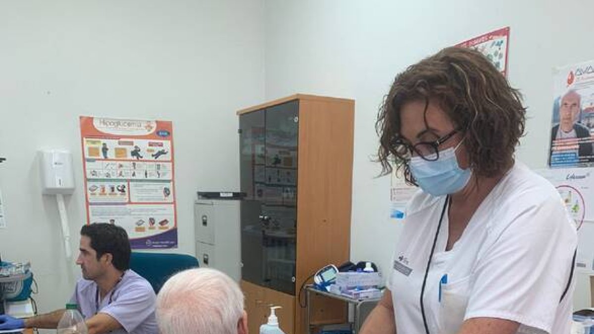 Sanitària vacunant a un pacient