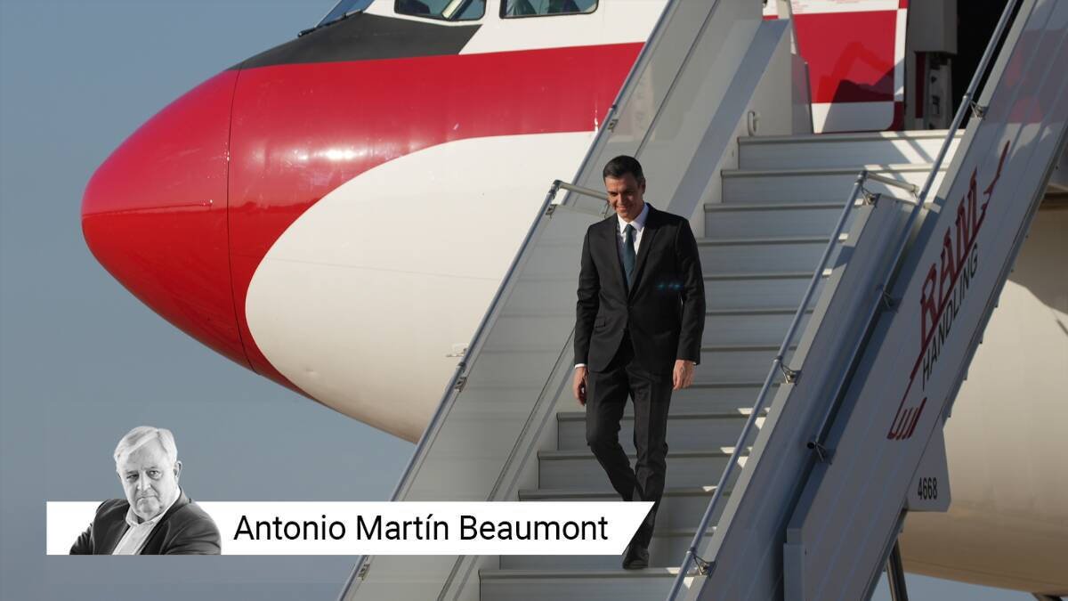 El presidente del Gobierno, Pedro Sánchez, baja del Falcon.