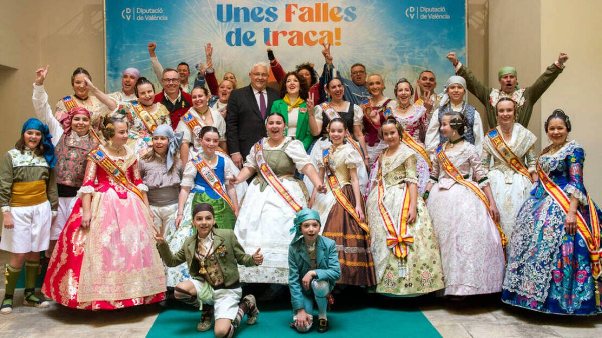 Recepción de las falleras mayores en la Diputació