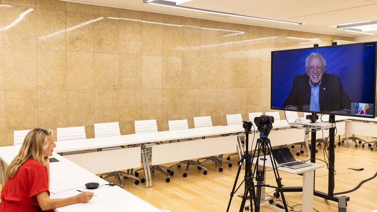 Yolanda Díaz en su videoconferencia con Bernie Sanders