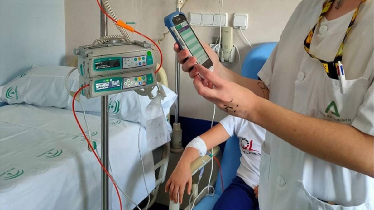 Paciente y sanitario en un hospital de Granada, del Servicio Andaluz de Salud (SAS).