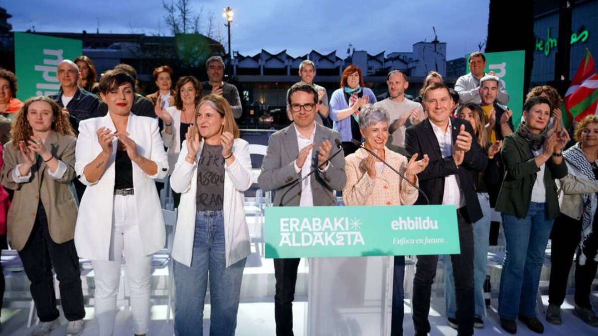 Otegi con los candidatos de Bildu