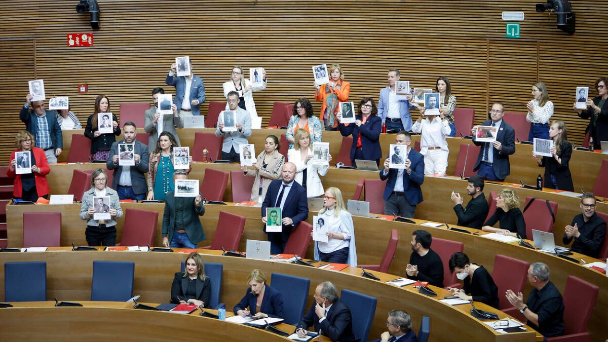 La oposición exhibe imágenes de represaliados por la dictadura en la sesión de control de Les Corts.