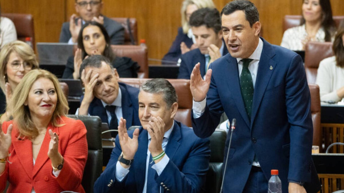 El presidente de la Junta de Andlaucía, Juanma Moreno, junto a los consejeros Antonio Sanz y Carolina España.