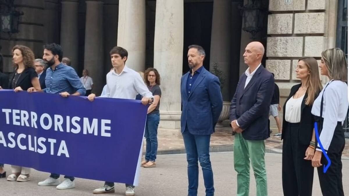 El Grupo Municipal de Vox en el Ayuntamiento de Valencia durante el minuto de silencio por las mujeres asesinadas de Castellón y Orihuela.