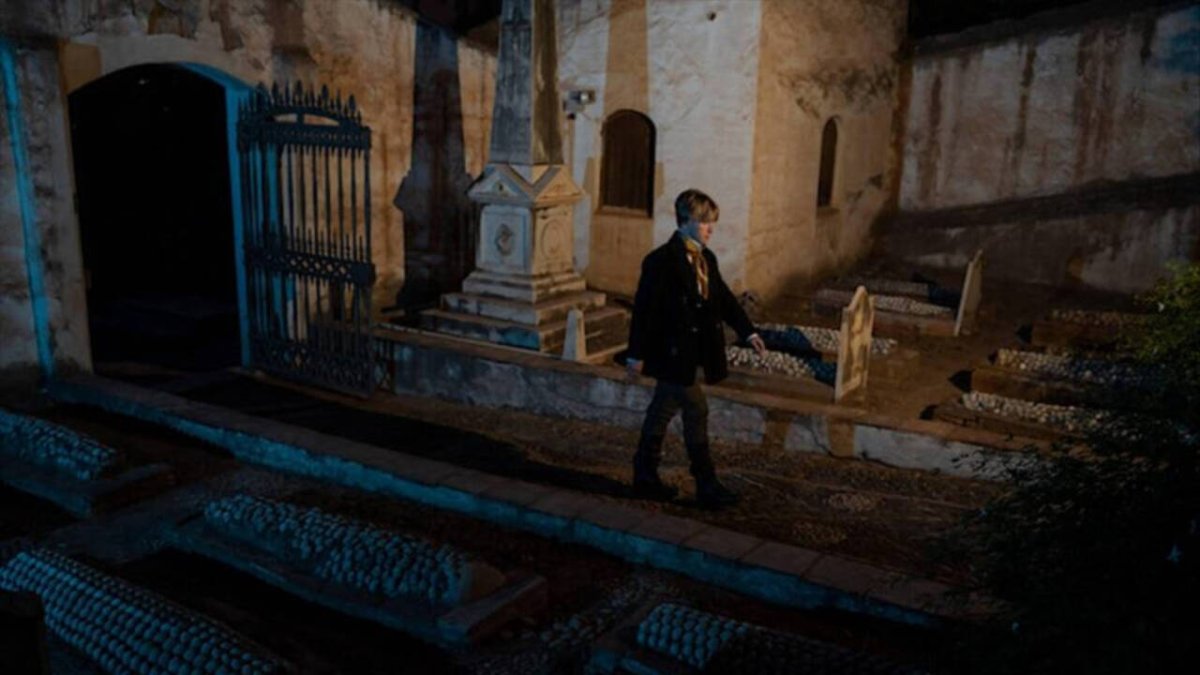 El Cementerio Inglés de Málaga de noche.