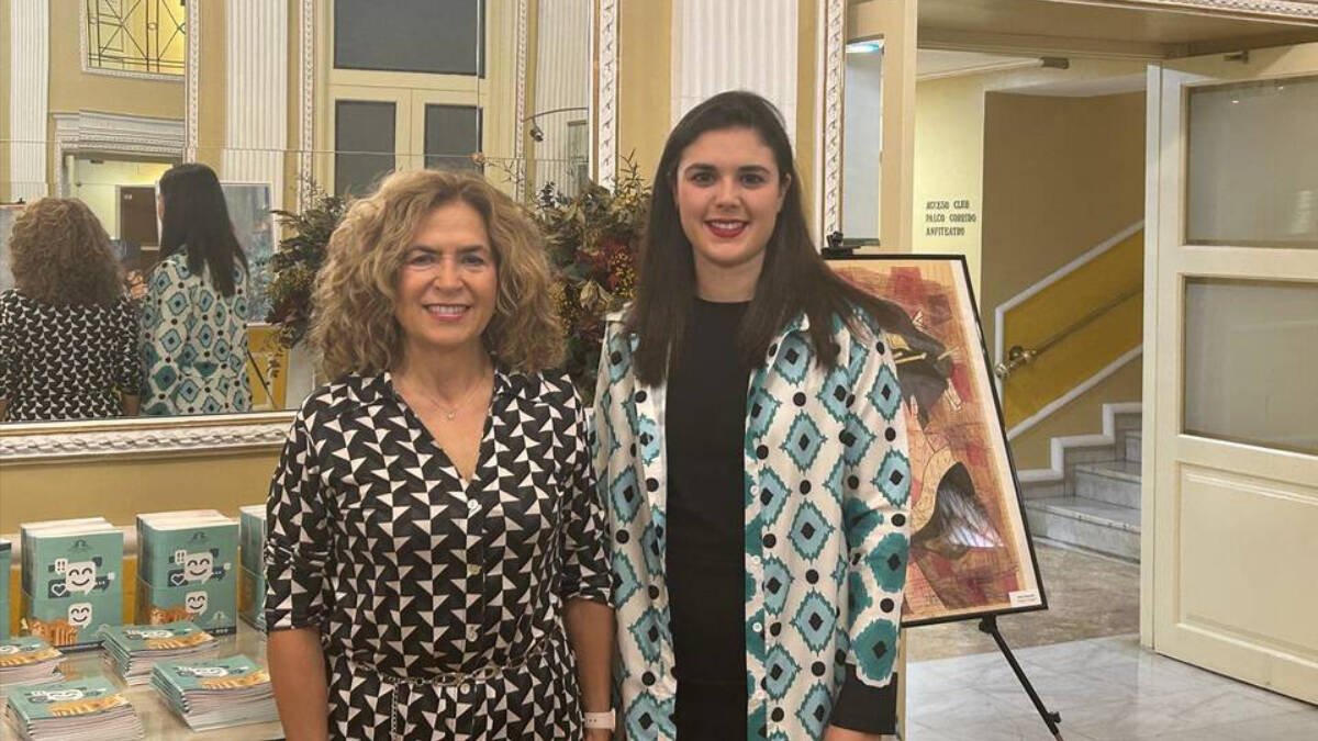 La directora del Teatro Principal, María Dolores Padilla y La concejala de Cultura, Nayma Beldjilali
