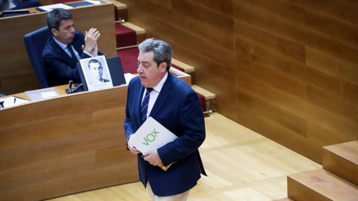 El portavoz de Vox, José María Llanos, y en el fondo el presidente Carlos Mazón.
