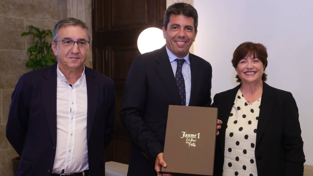 El conseller de Educación, José Antonio Rovira, Carlos Mazón, president de la Generalitat y Verònica Cantó, presidenta de la AVL - GVA