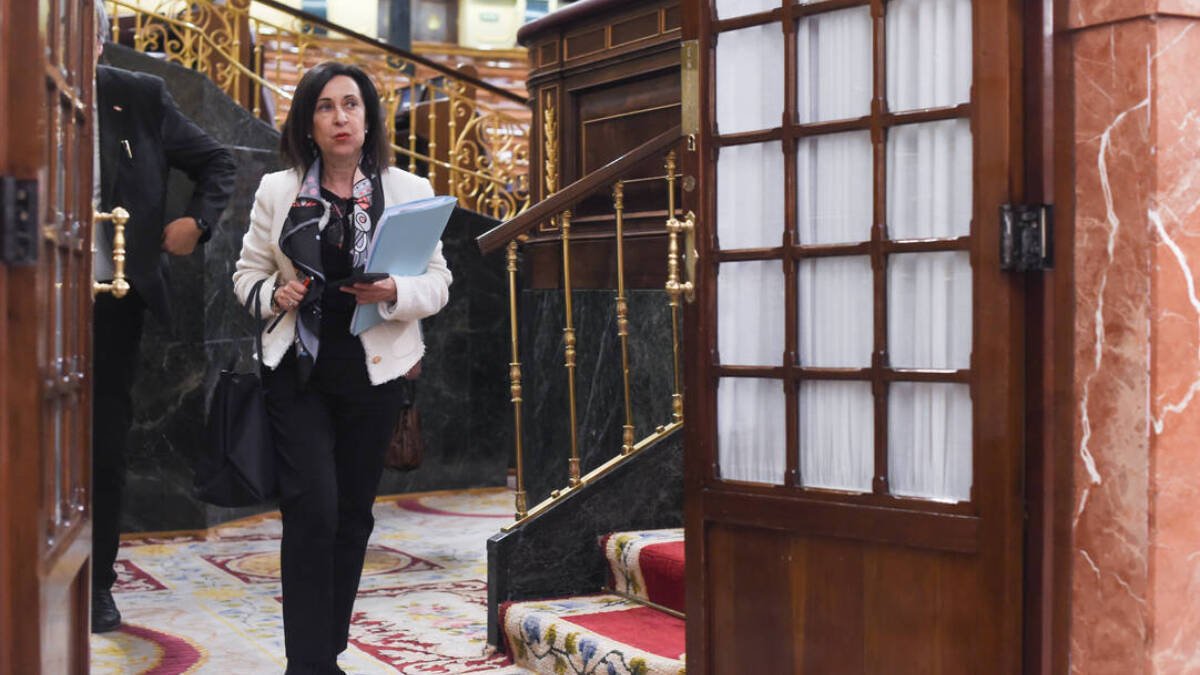 La ministra de Defensa saliendo del Hemiciclo.