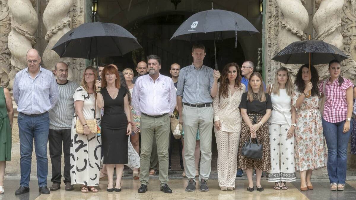 Acto de condena en Alicante por los asesinatos machistas en Castellón y Orihuela.