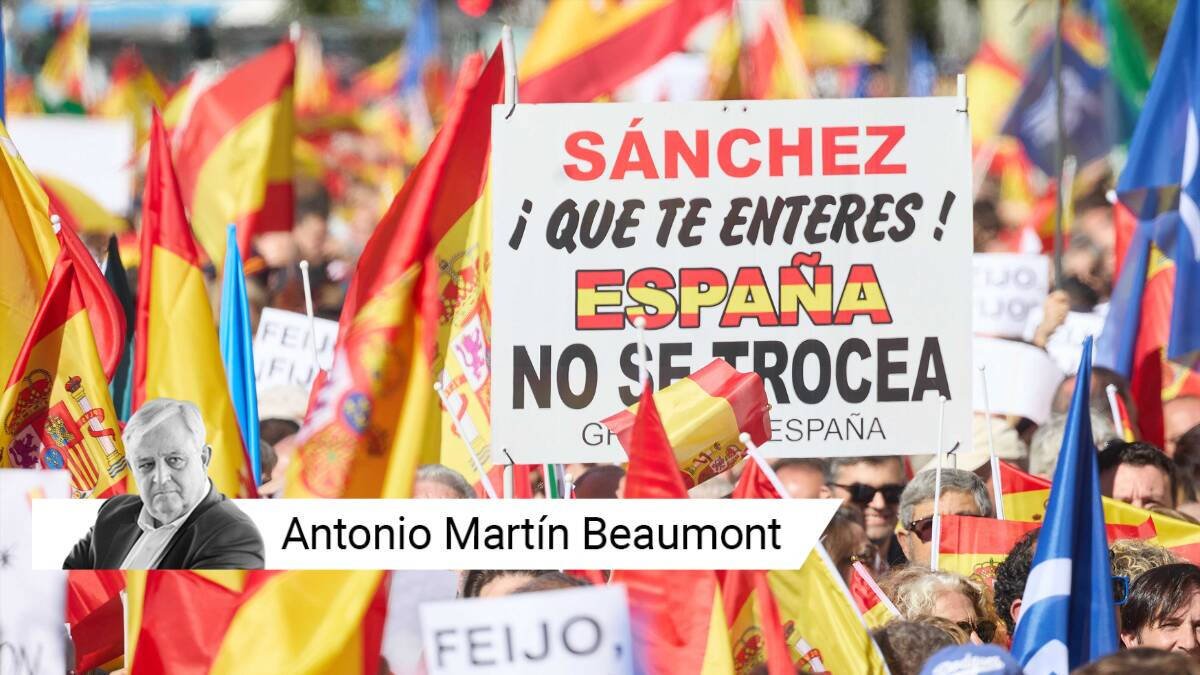 Pancartas durante la manifestación organizada por el PP en septiembre de 2023.