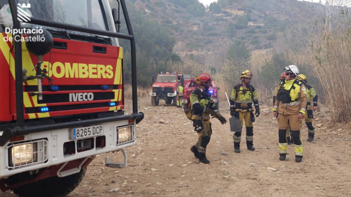 Bomberos extinguiendo el fuego