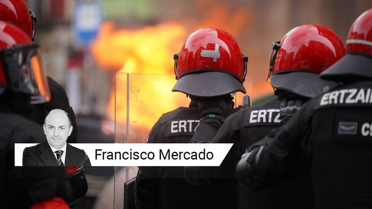 un grupo de antidisturbios de la Ertzaintza interviene en unos disturbios en Bilbao.